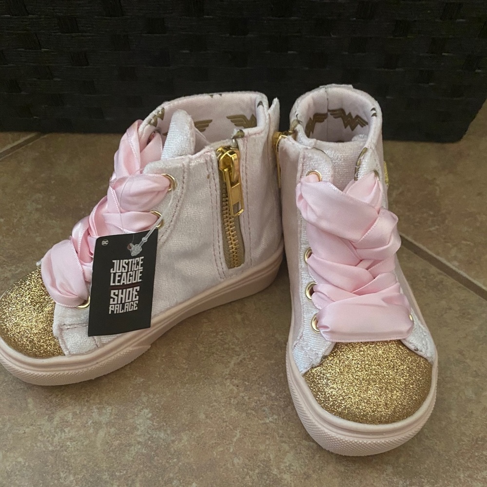NWT Wonder Woman Toddler Shoes Sz 6